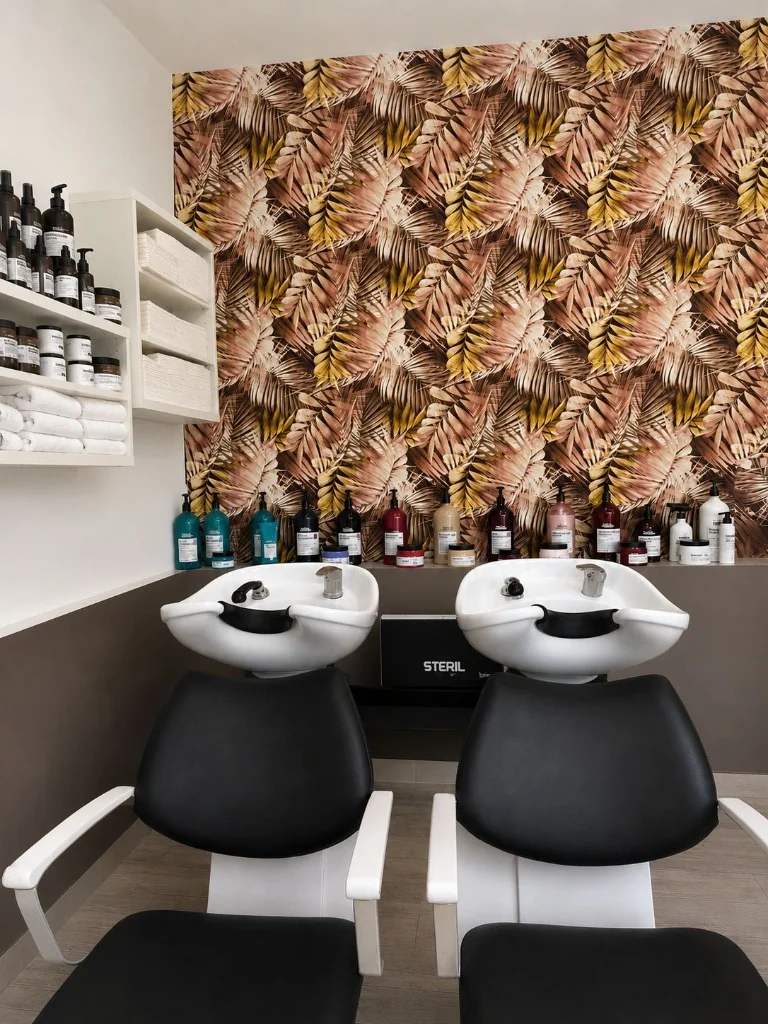 Area lavaggio capelli e trattamenti con prodotti professionali nel salone